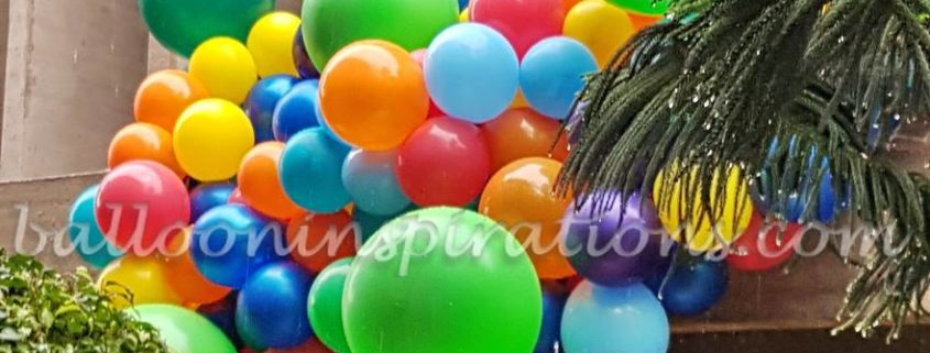 Jungle themed balloon party decorations