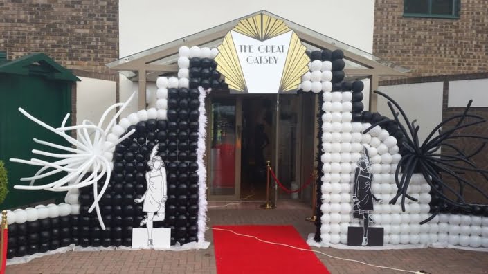 The great Gatsby entrance balloon arch - Prom balloon decorations