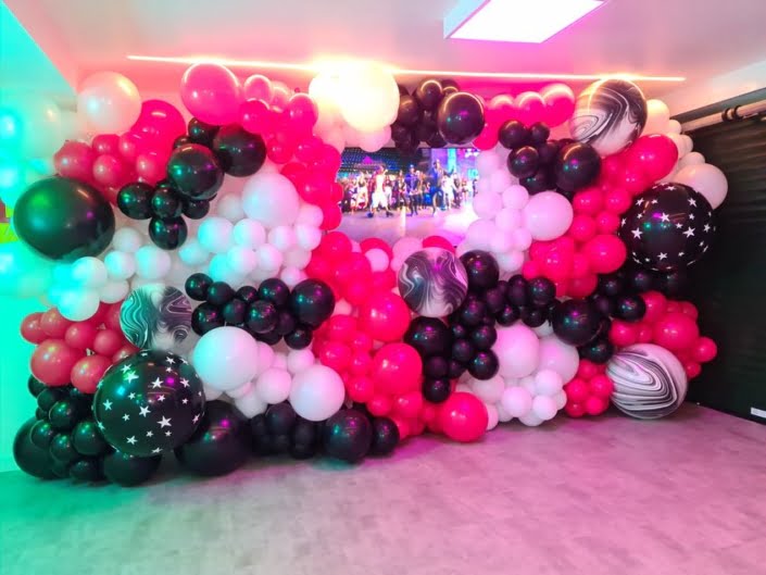 Organic balloon wall with inset tv