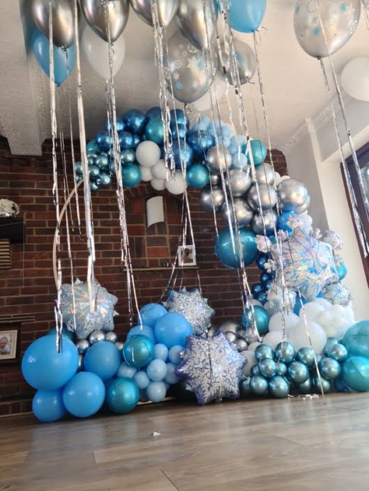 Disney's Frozen themed balloon arch