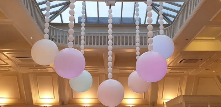 Prom ceiling balloon décor - Suspended jumbo balloons