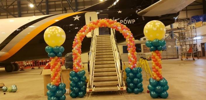 Jungle themed balloon arch